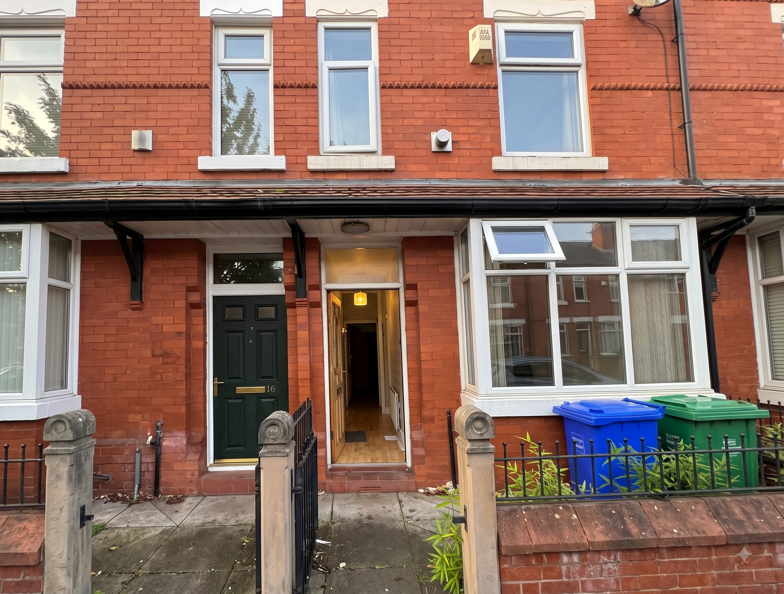 Spacious 4-Bed House in Manchester M14 – Burdith Avenue