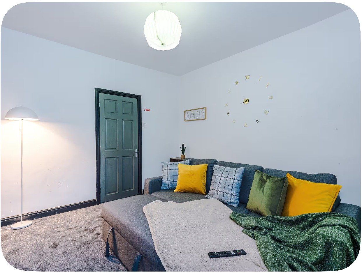 Spacious Three-Bedroom Furnished House in Salford